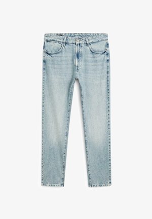 Lyseblå jeans med lige ben, der har forlommer og knaplukning, præsenteret mod en hvid baggrund.