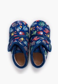 Blaue Fleece-Hausschuhe mit einem Roboter-Muster, mit einer geschwungenen Form, verstellbarem Klettverschluss, weicher Innenauskleidung und offener Spitze.