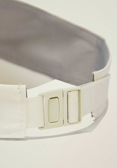 Cintura in tessuto bianco con fibbia in plastica testurizzata e cinturino regolabile. Il materiale è liscio con bordi cuciti e una leggera lucentezza.