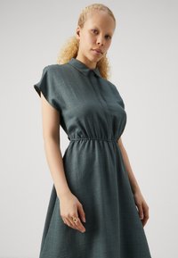 Vero Moda VMMELONY SHORT DRESS - Abito a camicia - balsam green