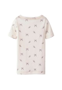Camiseta de algodón rosa claro con mangas cortas, que presenta un patrón de mariposas repetido en colores suaves. Escote redondo y textura suave.