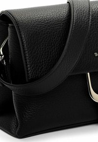 Schwarze strukturierte Lederhandtasche mit einem breiten Riemen und silberner Metallschließe vor weißem Hintergrund.