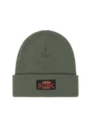 Czapka zimowa na drutach w oliwkowym kolorze z podwiniętym mankietem. Posiada prostokątną czarną naszywkę z czerwonym logo „Billabong” i białym napisem. Miękka w dotyku.