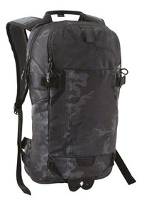 Mochila de camuflaje negra con tela texturizada, correas ajustables, cremalleras dobles y un acento de goma en la base para estabilidad y agarre.