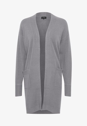 Gaišpelēka garā kardigāna, kas izgatavots no mīksta adīta auduma, ar atvērtu priekšpusi, divām priekšējām kabatām un ribotām piedurknēm un apakšmalu.