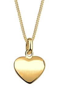 Colgante en forma de corazón de oro sobre una cadena retorcida, con una superficie lisa y reflectante y un anillo en bucle para sujetarlo.