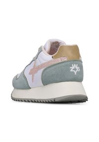 Scarpe in camoscio e pelle di colore verde menta, bianco e oro. Presentano dettagli in glitter rosa, una suola scanalata e il logo sul tallone.