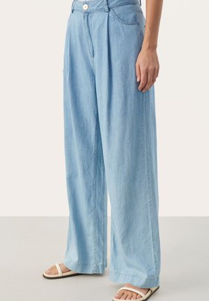 Hellblaue, weit geschnittene Denim-Hosen mit hoher Taille, ausgestattet mit seitlichen Taschen und einem Knopfverschluss. Glatte Textur und bequeme Passform.