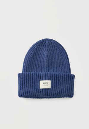Blauer gerippter Strick-Beanie mit umgeschlagenem Bund und einem weißen rechteckigen Etikett mit Markentext, zentriert auf einfarbigem Hintergrund.