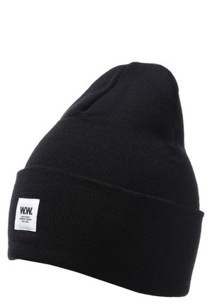 Bonnet en maille noire avec revers et petite étiquette en tissu blanc affichant le texte "W.W." sur le devant.