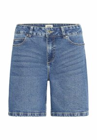 Pantaloni corti in denim blu con una vestibilità standard, design a cinque tasche e orlo sfrangiato. Presenta un bottone visibile e un'etichetta in vita.