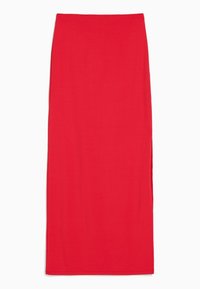 Jupe crayon rouge, de longueur genou, en tissu lisse avec une silhouette ajustée et une fente sur le côté pour faciliter les mouvements.