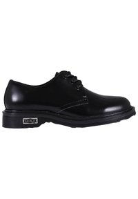 Scarpe stringate in pelle nera con finitura liscia, punta rotonda e suola spessa in gomma, caratterizzate da un accento con logo argento sul lato.