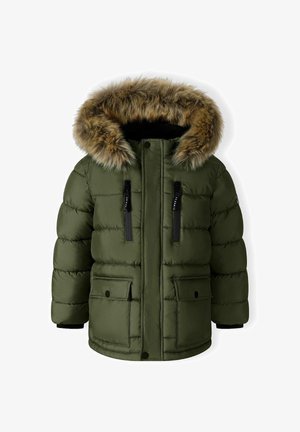 Olijfgroene gewatteerde jas met een bontgevoerd capuchon, voorzien van zwarte ritsen en twee zijzakken. Het gecapitonneerde ontwerp versterkt de textuur.