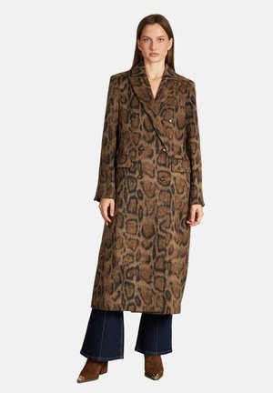 Abrigo largo de estampado de leopardo en marrón y negro, con un diseño de doble botonadura, cuello con muesca y dos bolsillos delanteros. Tejido texturizado.