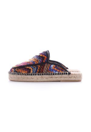 Ciabatta tessuta colorata con una tomaia in tessuto multicolore, dettagli neri e suola in corda naturale. Design a profilo basso, facile da indossare.
