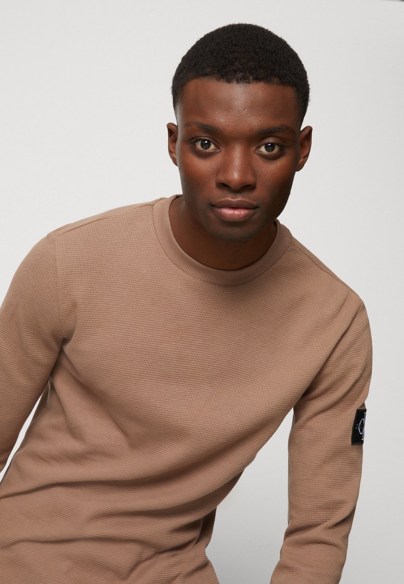 Calvin Klein Jeans MONOGRAM BADGE WAFFLE TEE - Langarmshirt 