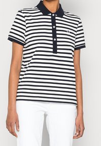 Koszulka polo z krótkim rękawem w białe i granatowe poziome paski, z kołnierzykiem i trzema guzikami z detalem marki.