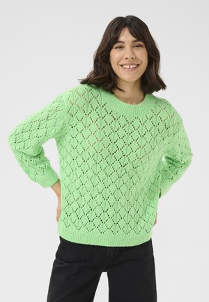 Groen gebreid sweater met een diamantkantpatroon, ronde halslijn en driekwart mouwen. De stof heeft een zachte, lichte textuur.