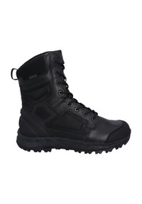 Zwarte waterdichte laars met een mix van glad leer en getextureerde synthetische panelen, vetersluiting en een robuuste zool voor grip.