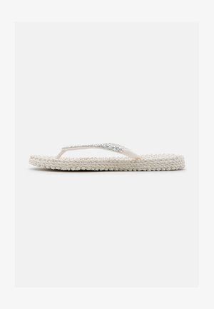 Sandale flip-flop blanche avec une semelle en corde texturée, dotée d'une bride plate ornée de strass scintillants.
