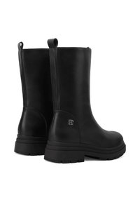 Stivali ankle in pelle nera con una finitura liscia, suola spessa e un leggero logo accentato sul tallone esterno. Linguetta sulla parte superiore.