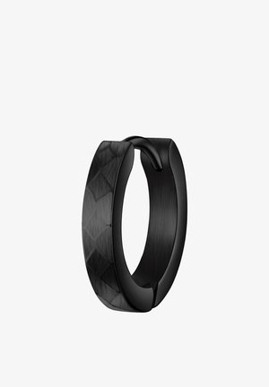 Zwarte ring met een matte afwerking en een geprofileerde zijkant met diamantvormen. Gladde textuur aan de ene helft en een iets ruwere oppervlakte aan de andere kant.