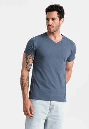 Camiseta de cuello en V azul en una tela suave y liviana, con mangas cortas y un corte ajustado. Presenta un dobladillo recto y sutiles detalles de costura.