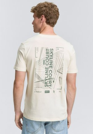 MIT RÜCKENPRINT - Print T-shirt - gardenia white