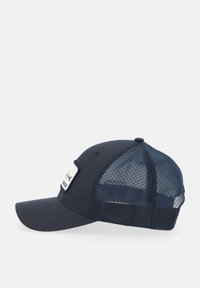 Marineblå baseballcap med en solid front og mesh-bag. Har et logopatch foran og en buet skygge. Blød stofstruktur.