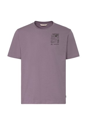Lila T-Shirt mit kurzen Ärmeln, Rundhalsausschnitt und schwarzem topografischem Muster über der linken Brust mit der Aufschrift "VAUDE".