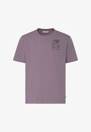 T-shirt violet à manches courtes avec col rond et motif topographique noir sur la poitrine gauche portant l'inscription "VAUDE".