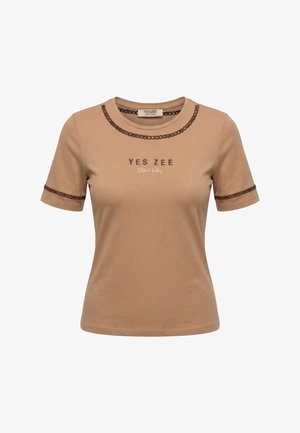 T-shirt beige a maniche corte con rifinitura decorativa marrone su maniche e scollo, con testo "YES ZEE Natural Feeling" sul petto.