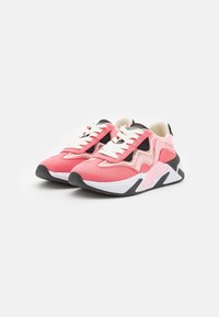 Chaussures de sport légères avec une tige en mesh rose, des accents noirs, des lacets blancs, une semelle épaisse avec un design texturé noir et blanc.