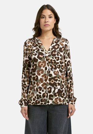 Bluse im Leopardenmuster aus weichem Stoff, mit V-Ausschnitt, langen Ärmeln und in lockerer Passform in den Farben Braun, Grün und Creme.