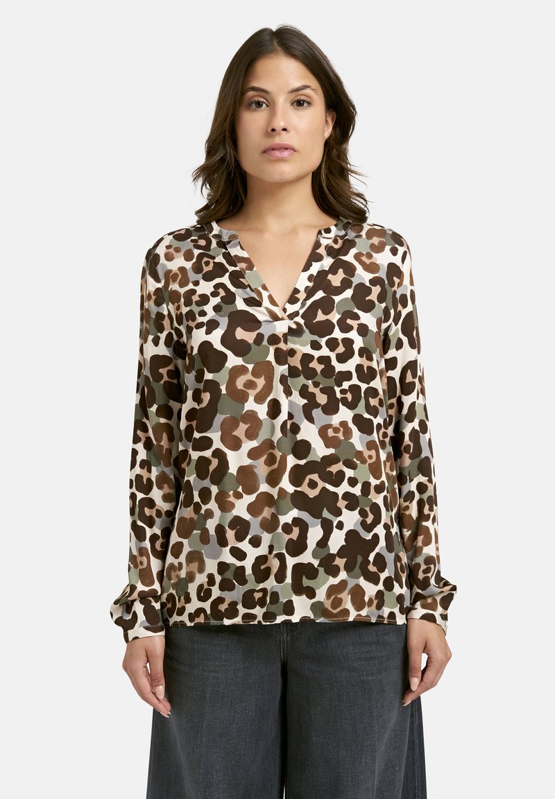 Bluse im Leopardenmuster aus weichem Stoff, mit V-Ausschnitt, langen Ärmeln und in lockerer Passform in den Farben Braun, Grün und Creme.