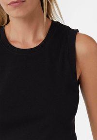 Schwarzes ärmelloses, geripptes Tanktop mit Rundhalsausschnitt und dezenten Schulterdetails, hergestellt aus weichem Baumwollmaterial.