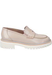 Mocassins en cuir verni beige avec un accent cousu, une semelle blanche épaisse et un détail latéral subtil, conçus pour un usage décontracté.