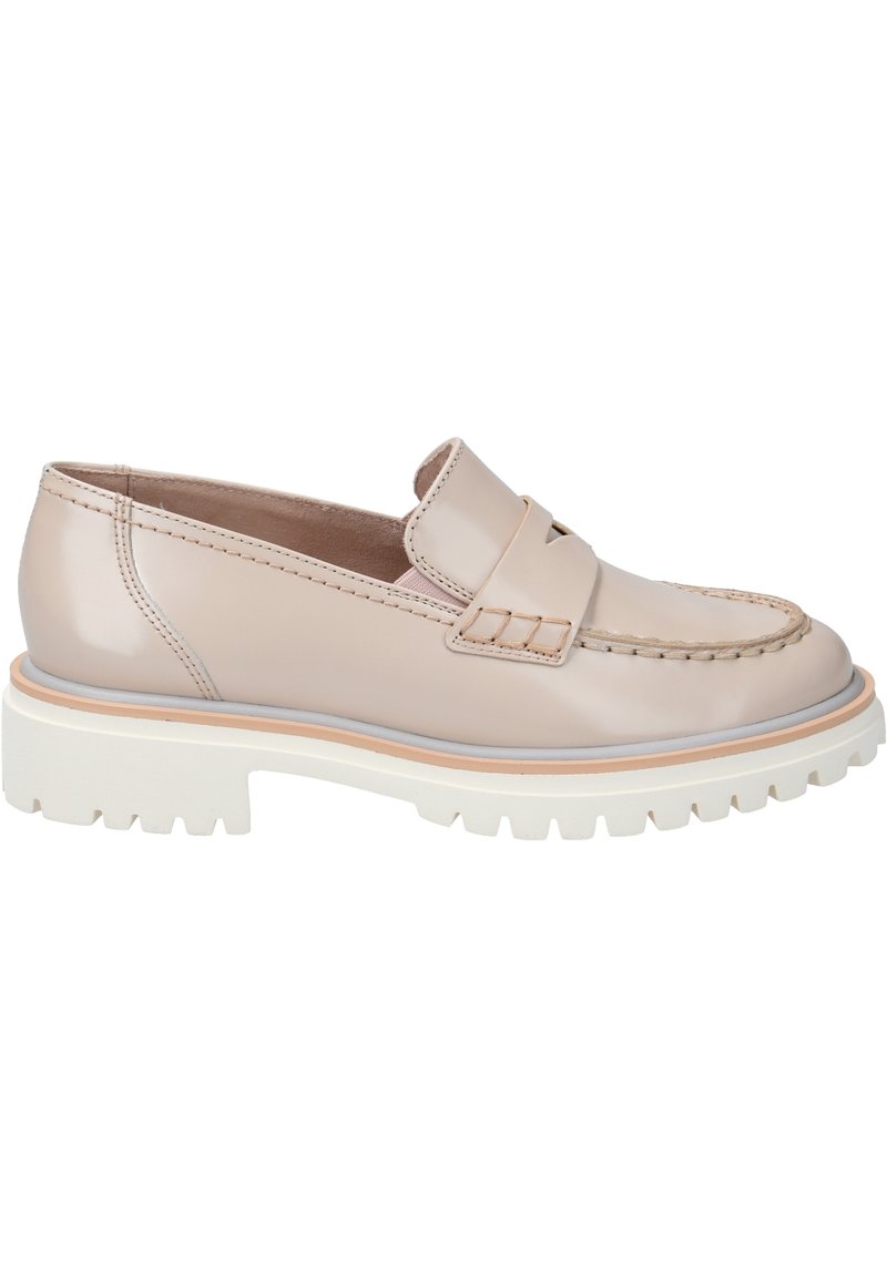 Mocassins en cuir verni beige avec un accent cousu, une semelle blanche épaisse et un détail latéral subtil, conçus pour un usage décontracté.