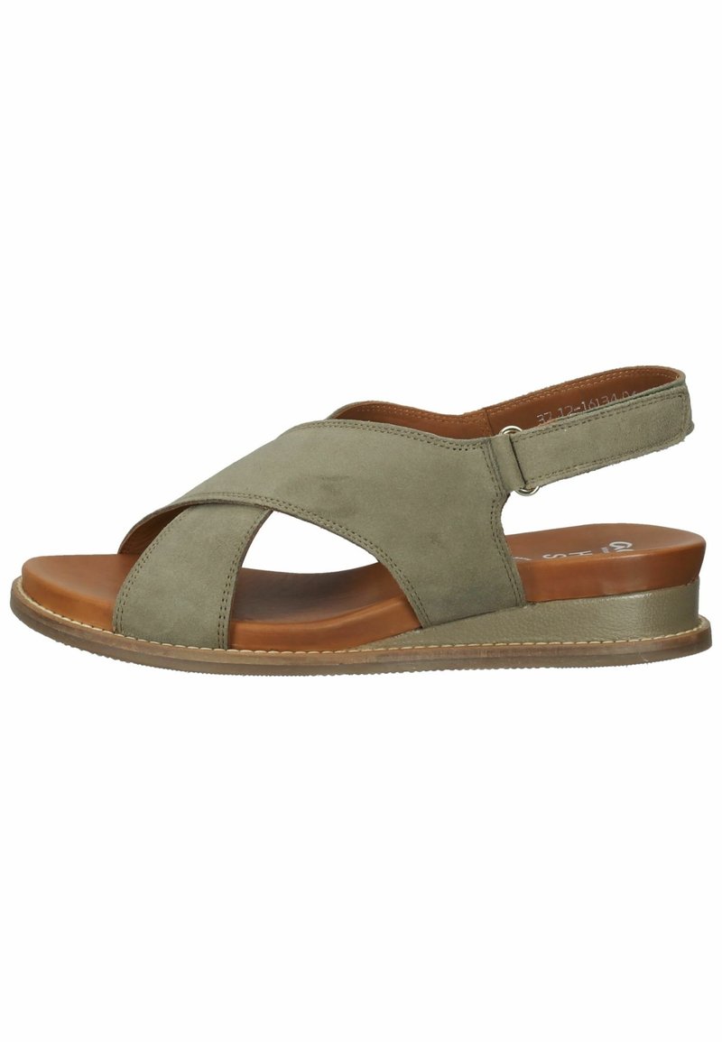 Zielone zamszowe sandały w odcieniu oliwkowym z krzyżującymi się paskami, otwartym noskiem i zapięciem na pięcie. Brązowa skórzana wkładka i niski koturn.