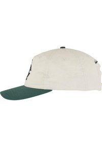 Cappellino da baseball con corpo in tessuto crema, visiera verde e logo ricamato nero. Presenta sei occhietti di ventilazione e un bottone sulla parte superiore.