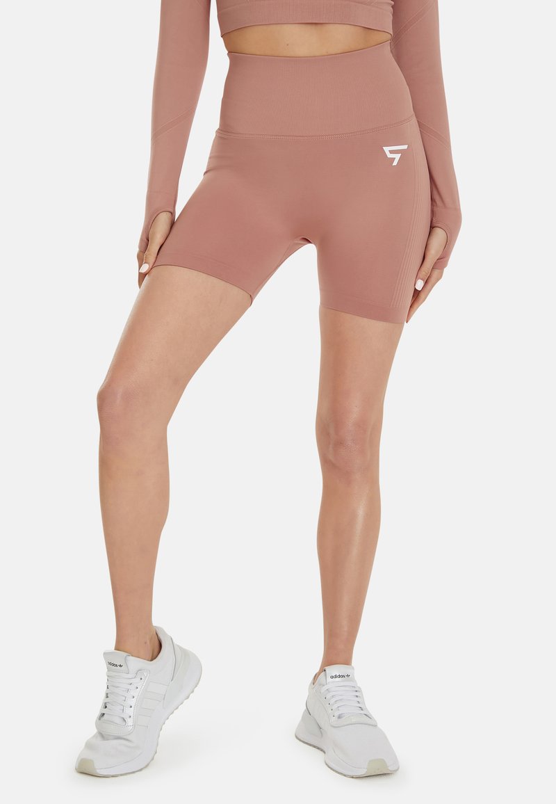 Lichtroze high-waisted shorts van rekbaar materiaal met een geribbelde textuur en een minimalistisch wit logo op de bovenbeen.