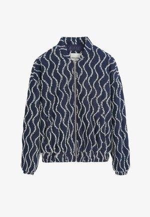 Veste zippée bleu marine avec des rayures blanches ondulées, des poignets et un ourlet élastiques, et un col montant.