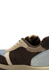 Sneaker mit einem Mehrstoffdesign, das aus braunem Wildleder, beigem Mesh und hellblauen Akzenten besteht, strukturierten Abschnitten und runden Schnürsenkeln.