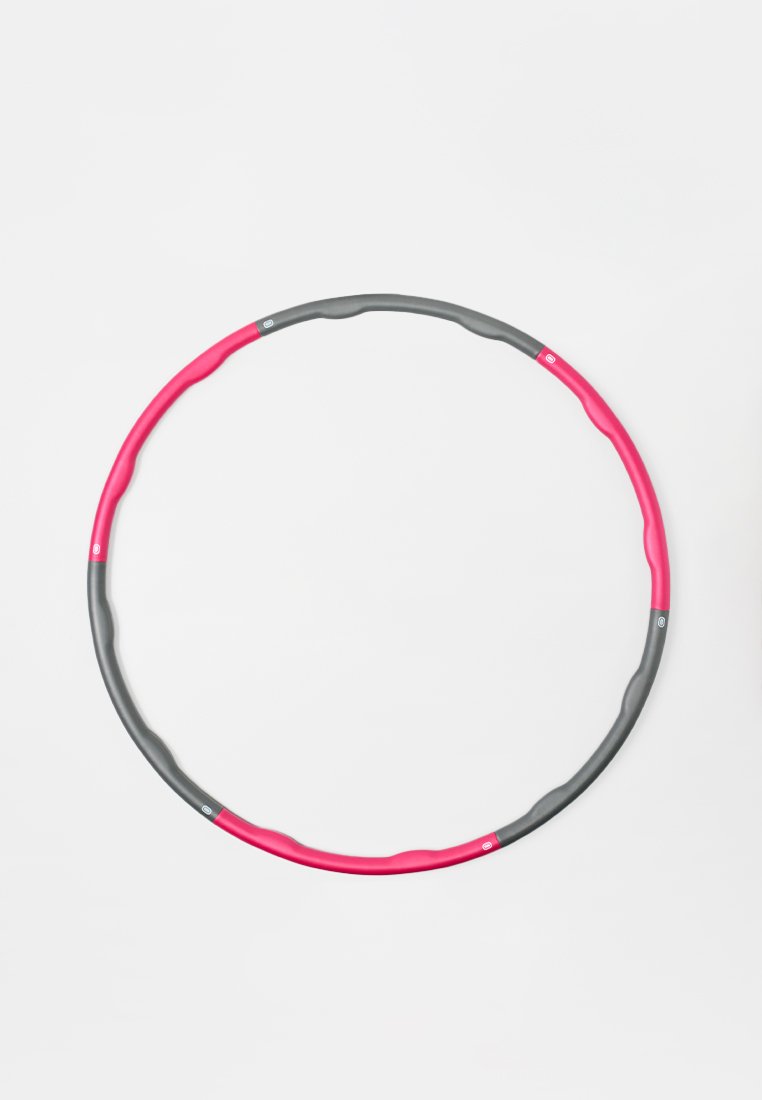 Hula hoop rose et noir avec un design lisse et rond ; dispose de poignées texturées sur les zones roses pour une meilleure prise.