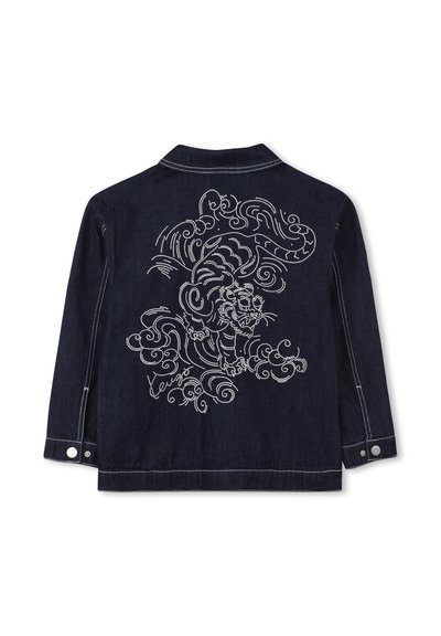 Veste en denim noir avec une broderie blanche complexe représentant des motifs tourbillonnants et un motif de visage dans le dos. Comprend des fermetures à pression et des coutures.