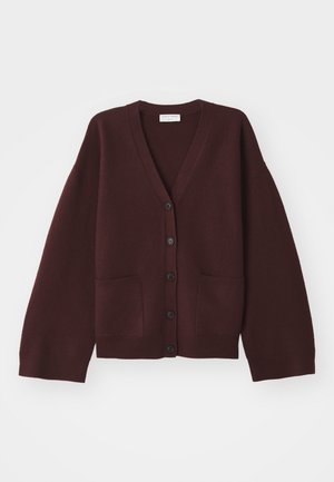 Bordeaux cardigan med v-hals, knapper foran, to framlommer og brede ermer; laget av myk, teksturert stoff.