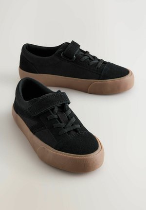 Crne tenisice od velura i platna, s čičak trakama, vezanjem, gumenom potplatom i teksturiranim vrhom.