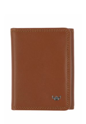 Portefeuille bifold en cuir marron avec bords cousus et petit emblème argenté en forme de casque viking dans le coin inférieur droit.