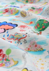 Barevná látka s motivy ryb, stromů, mraků a domků ve veselém, ilustrovaném designu. Texturovaná, lehká bavlna s hravým vodním tématem.